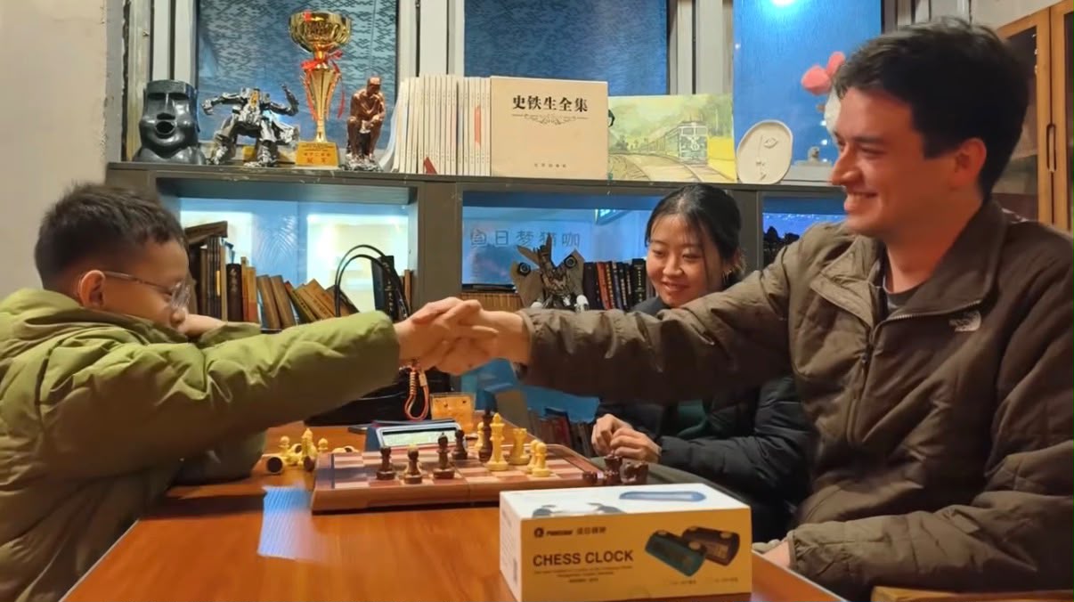 Aaron Thompson playing blitz chess in Jinan, China